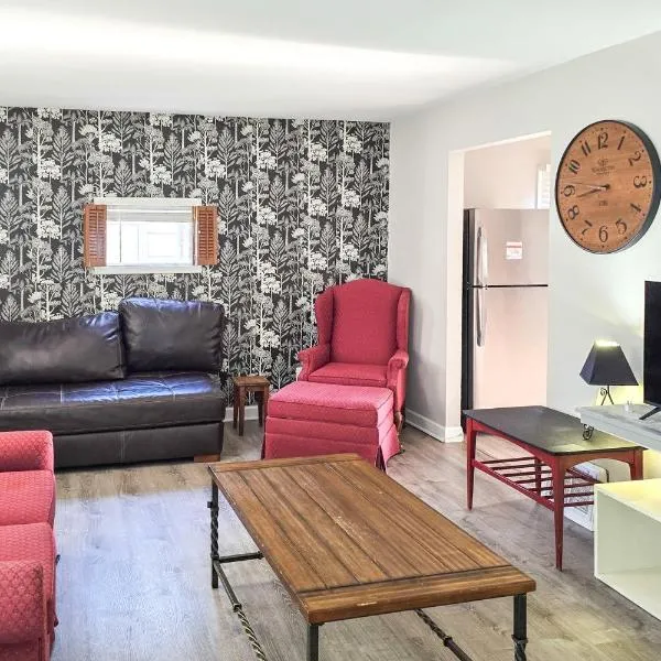 2BR Retreat with Fire Pit Close To Downtown STL, Hotel in Saint Ann