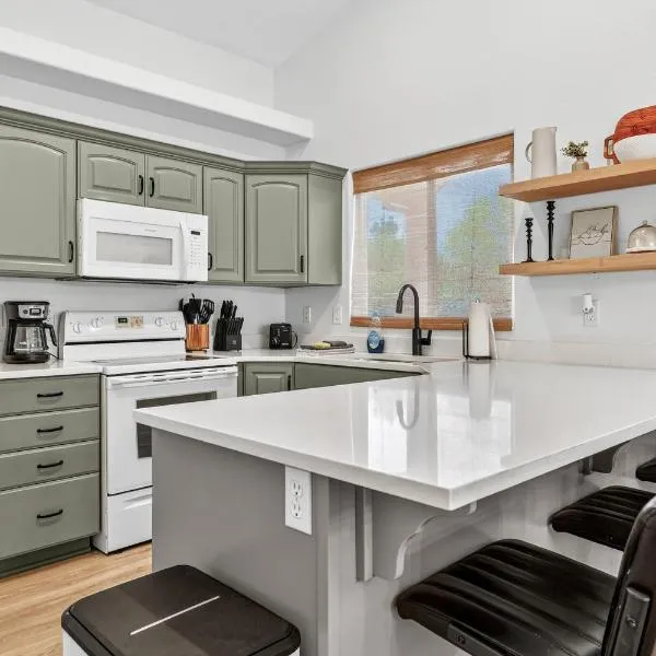 Near Zion Remodeled 2BR Sleeps 6 Game Garage, hotel i La Verkin