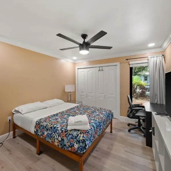 Luxury Queen Room in House, Walk to UM, Central Location, hotel in Miami