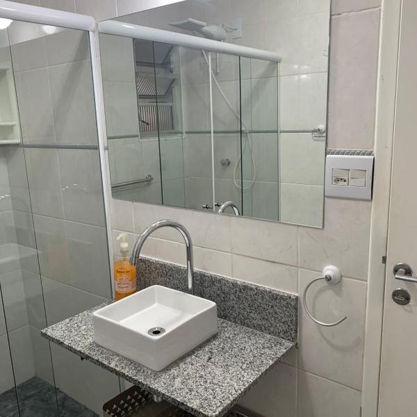 Apartamento Praia das Astúrias, 2 minutos de caminhada para praia, piscina, garagem demarcada, cama Queen - Foto 3