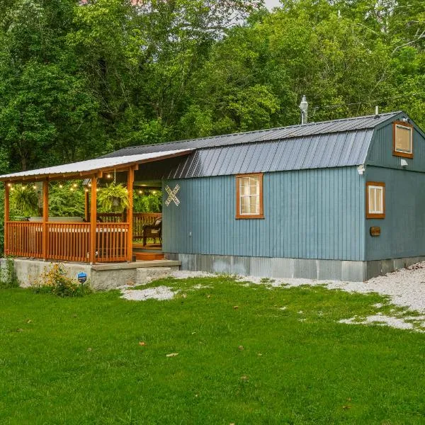 Peaceful cabin with hot tub, games, near river, hotel in Beattyville