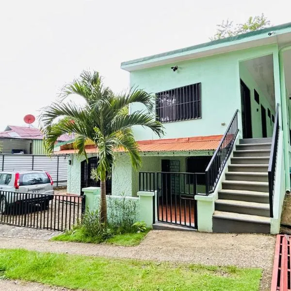 Casa Encantada offers you Two-Bedroom House, 1 Tiny Apartment & 3 Double Rooms, hotel in Manuel Antonio