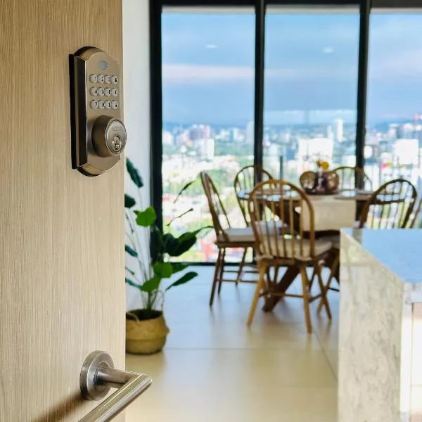 Modern 2BR Condo in Providencia, City Views, Pool & Gym, Hotel in Guadalajara