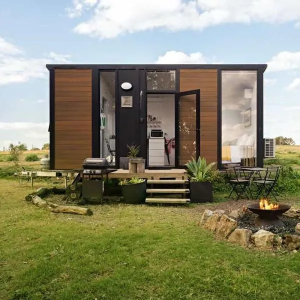 Sunset Retreat by Tiny Away, hotel in Nanango