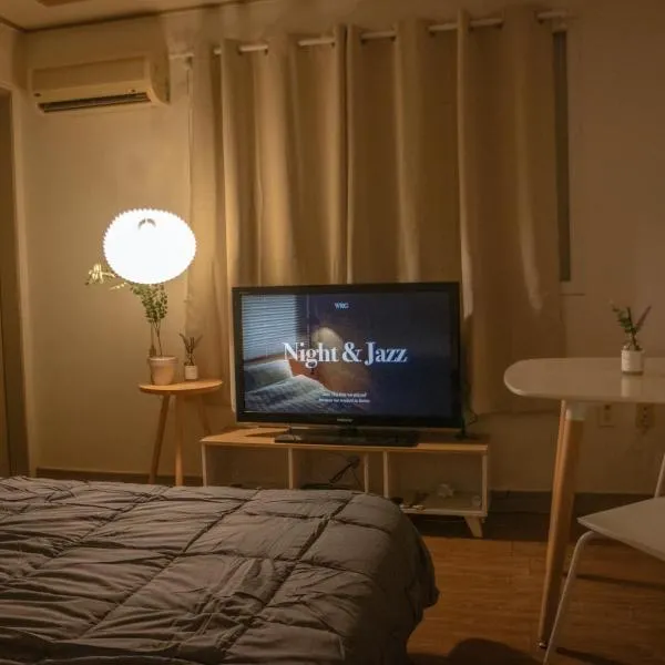 AngelB-20 minutes to Gangnam! Hotel-style bedding, OTT service, Cooking,Laundry, the most reasonable choice for Seoul travel & business!, מלון בסיאול