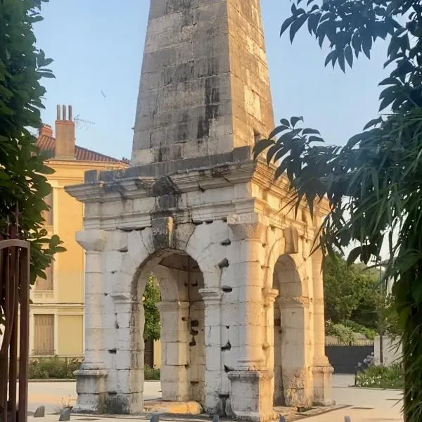 Appartment with terrace and Jacuzzi Pyramid view, hotel in Vienne