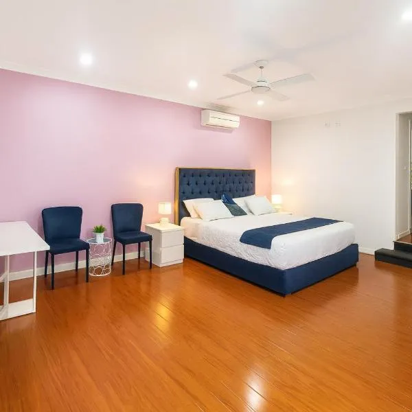 Private room with pool and ensuite, hotel v destinaci Campbelltown South