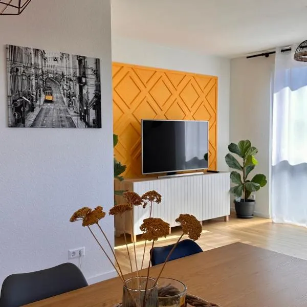AMAO Sepia - 86 m2 Apartment - Balcony - King-Size Beds - Free Parking - Near Europa-Park - Up to 12 Guests with 2 Units, hotel in Rheinhausen
