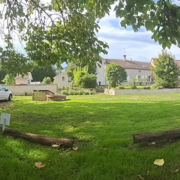 Proche de VICHY Le colombier studio tout confort parking privé, отель в Виши