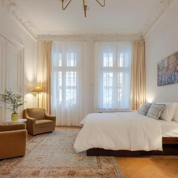 KuDAMM Charming Old Home,4-9 ppl,Family Friendly,Wifi,Savignyplatz, hotell i Berlin