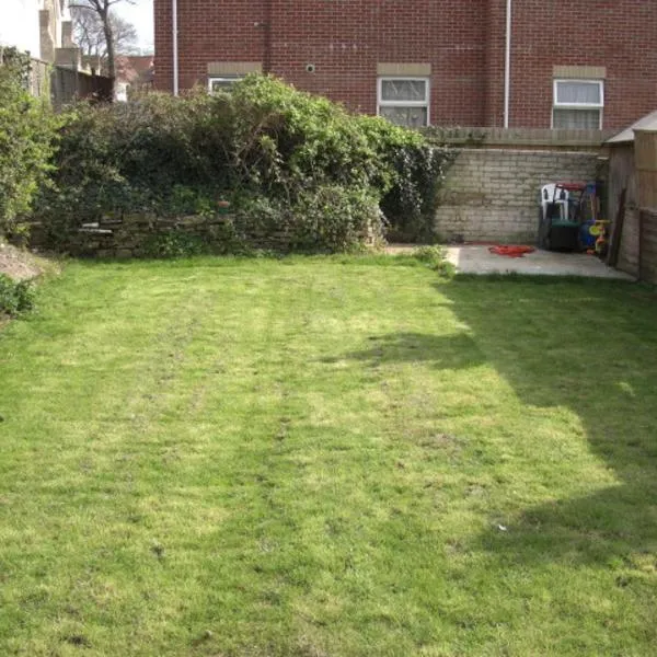 Open plan flat with large garden close to beach, Hotel in Bournemouth