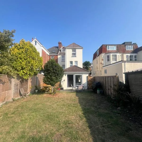 Open plan flat with large garden close to beach، فندق في بورنموث
