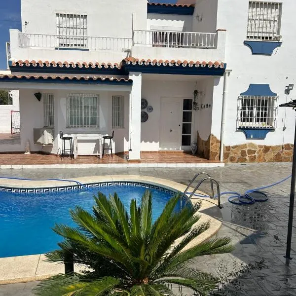 CASA RURAL MALAGA,VILLA FAMARA,10 personas,DESAYUNO ANDALUZ INCLUIDO EN EL PRECIO, hotel in Málaga