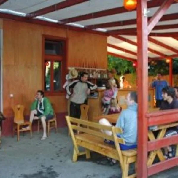 Hullam Hostel, hotel in Révfülöp