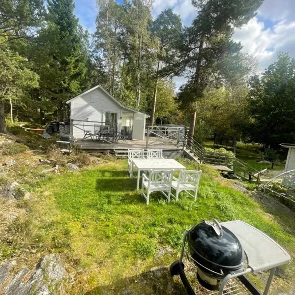 Cozy Guesthouse with Terrace, BBQ & Lake Access, hotel in Stockholm
