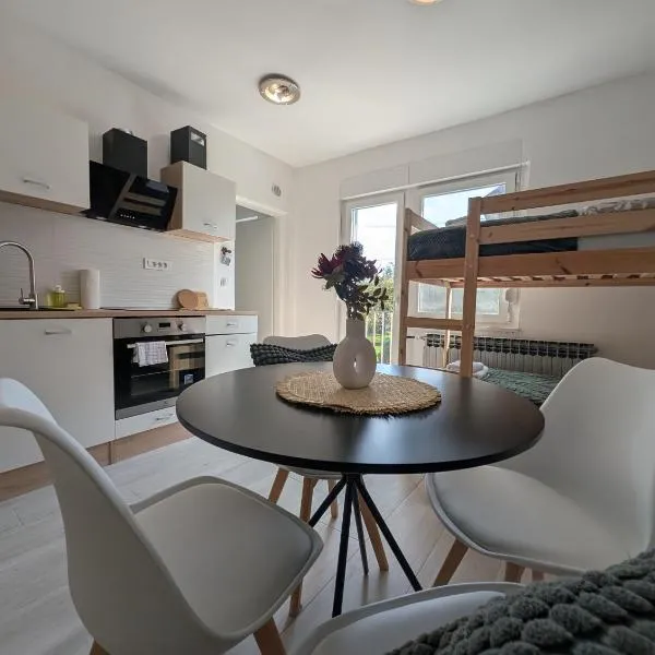 Cozy Studio For Four, hotel u Sesvetama