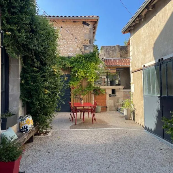 Gîte De la Cour au Grenier 2 โรงแรมในโชวิญี