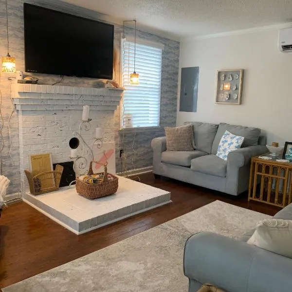 The Driftwood Den، فندق في Snow Hill