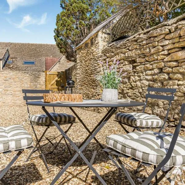 Cotswolds 2-bed cottage with garden, parking, central location, hotel in Lechlade