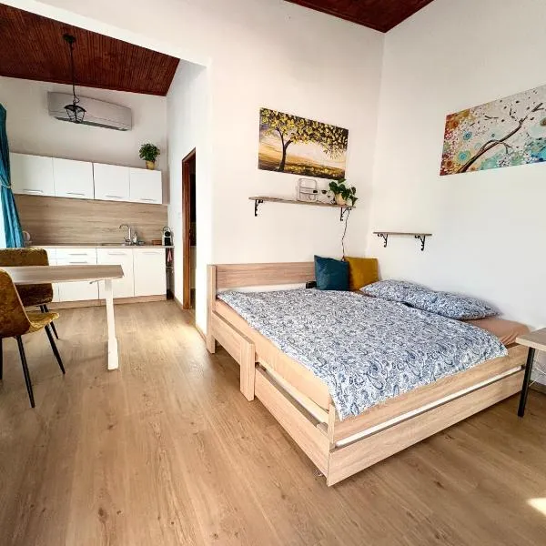 Little park house with car charger, ξενοδοχείο σε Stupava