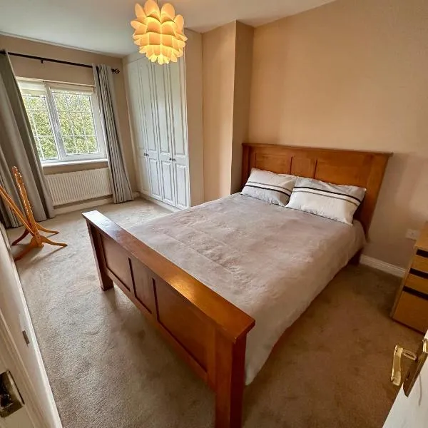 Master bedroom with en-suite, hotel v destinaci Navan