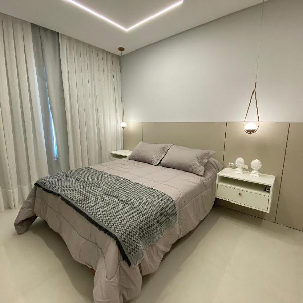 Apartamento vista ao mar em Meia Praia 3 suítes