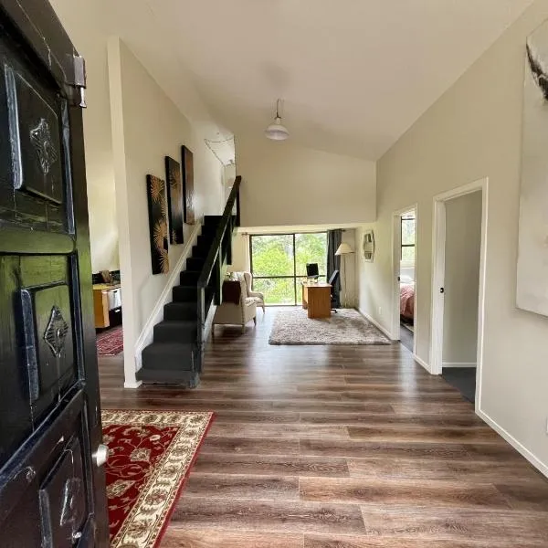 Pauanui Orchard Farmstay - Pet Friendly!, hotel in Hikuai