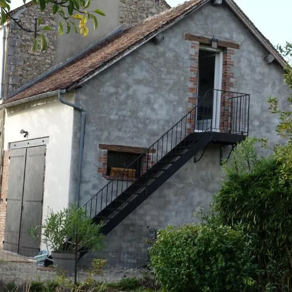 La Maréchalerie, studio authentique au cœur d'un beau village Gâtinais、Louzouerのホテル