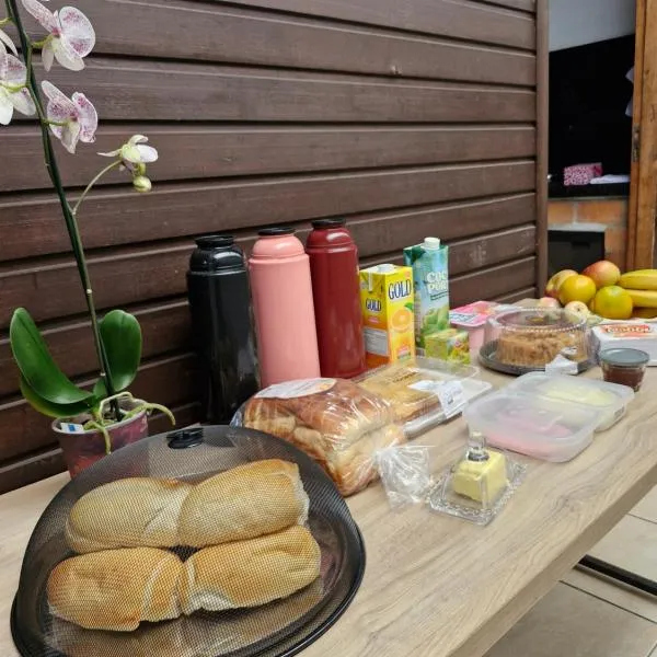 Apartamento 3,3km oktoberfest até 2 pessoas com opção de café da manhã, hotel in Blumenau