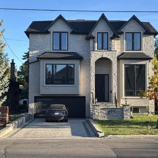 Brand-New Luxury Home Away Home in North York，位于多伦多的酒店