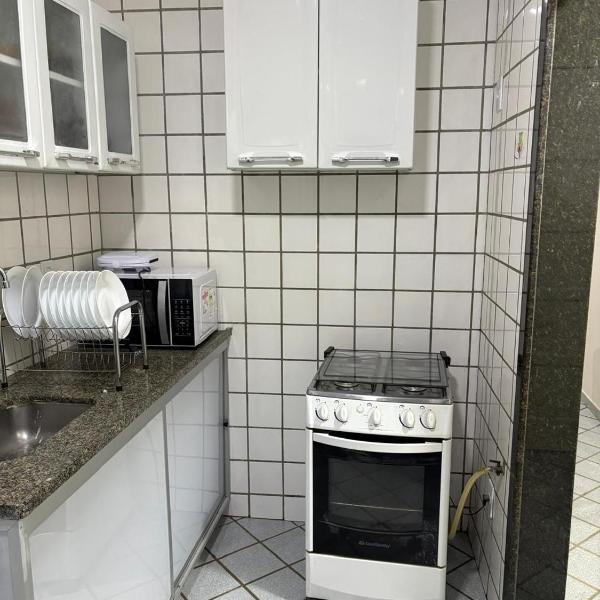 Apartamento a 350 m das praias de Areia Preta e das Castanheiras com três quartos e duas varandas TV Wi-Fi dois elevadores sol da manhã garagem cozinha completa com airfryer micro-ondas sanduicheira e chaleira elétrica próximo a bancos mercados restaurant - Foto 4