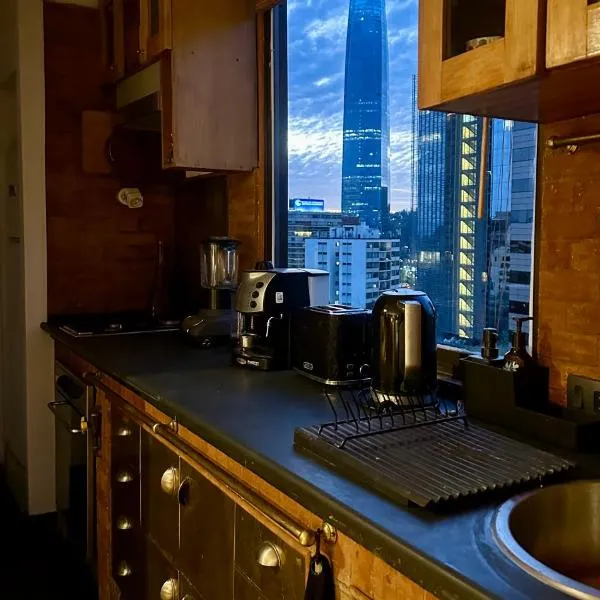Excellent location and views Spacious 1 bedroom apartment with a sofa bed just steps from Costanera Center it features air conditioning and Wi-Fi and is situated between the El Golf and Tobalaba metro stations Free parking included, hotel en Santiago