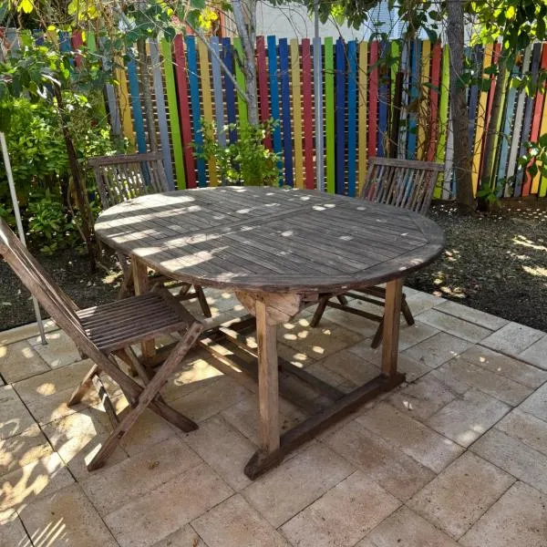 Appartement confortable avec jardin, hotel en Numea