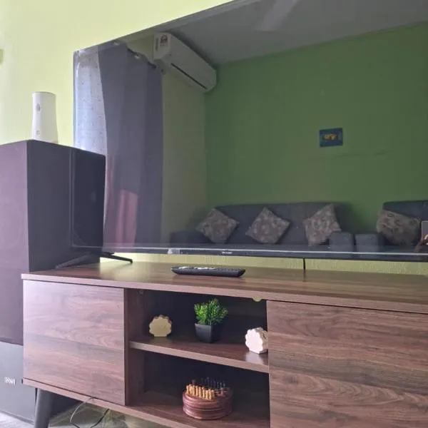 The Sunset Terrace, Ocean View Resort-Teluk Kemang, Sea Views, Walk to beach, Netflix, Beverages & Snacks, hotel in Kampong Tanah Merah