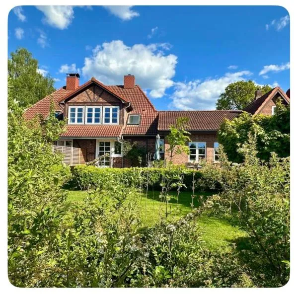 Romantic house in charming village, hotel a Schashagen