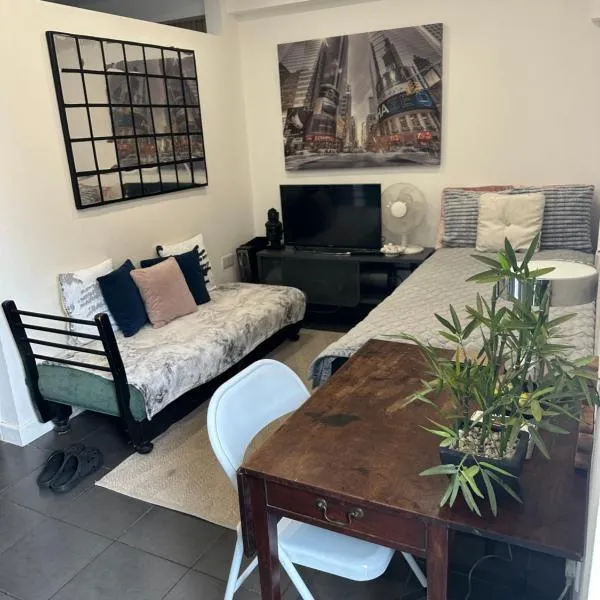Modern flat in Egham by Royal Holloway University Royal Ascot and Windsor near Heathrow Airport, hotel in Egham
