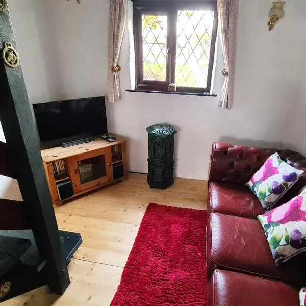 Honeysuckle Cottage, hotel in West Down