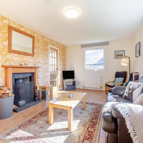 Walled Cottage - Uk49097, hotel in Inchnadamph