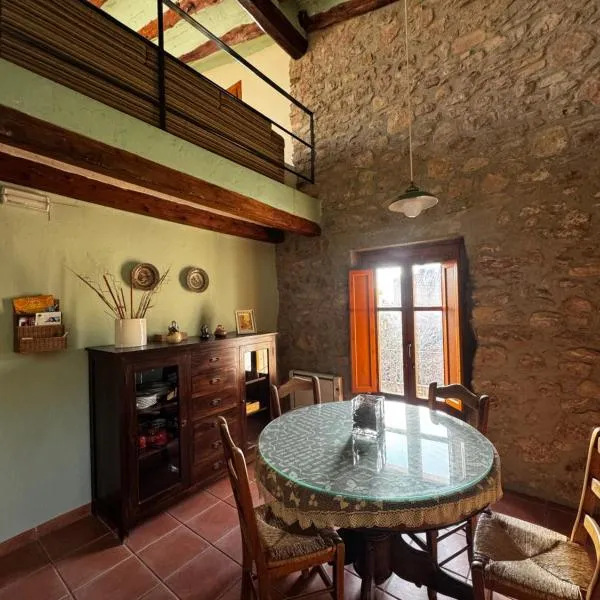 Cal Capdevila Apartaments, hotel in Pira