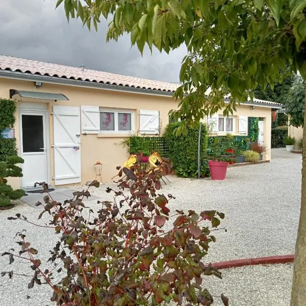 une pause quelque part au jardin des érables et des niwakis, hotel v destinaci Saint-Médard-de-Guizières