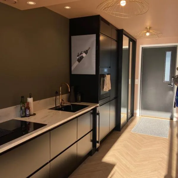 Nice and modern apartment، فندق في ستافانغر