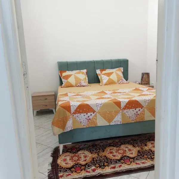 Location saisonnière un salon et deux chambres, hotel in Raʼs al Jabal