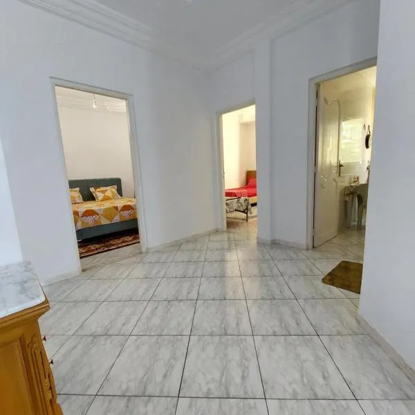 Location saisonnière un salon et deux chambres, hotel in Raʼs al Jabal