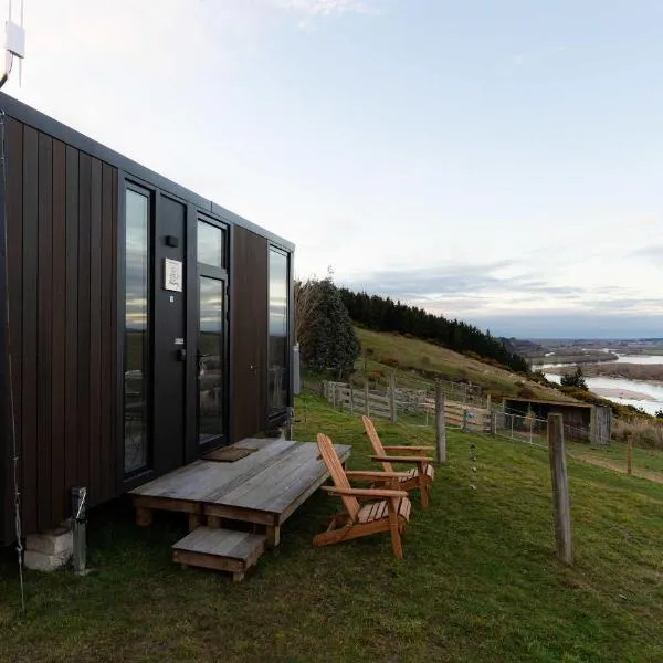 Bruce Farm Alpaca Cabin 1 by Tiny Away, hotel in Balclutha