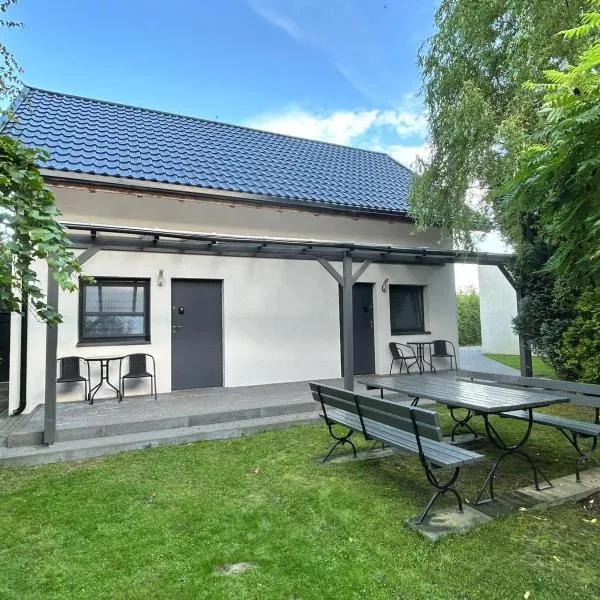 Całoroczny domek - bliźniak, hotel in Mrzezino