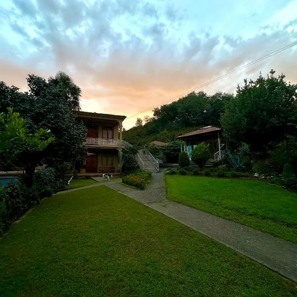 Shonikebi Guest House, hotel em Pʼakhulani