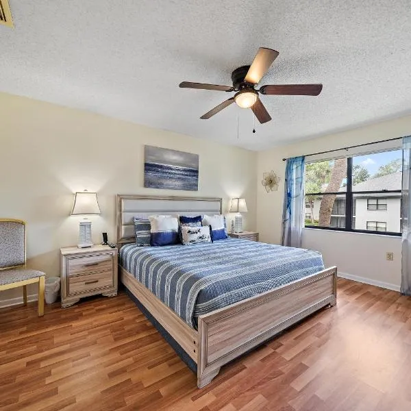 Stylish and Modern Shorewalk condo close to top beaches, heated pools, hot tub, IMG Academy, dining, hotel i Bradenton