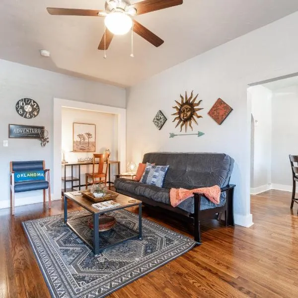 The Cozy, Fiber Internet, Roku TVs, Washer & Dryer, Near DT Chickasha & Leg Lamp!, hotel in Chickasha