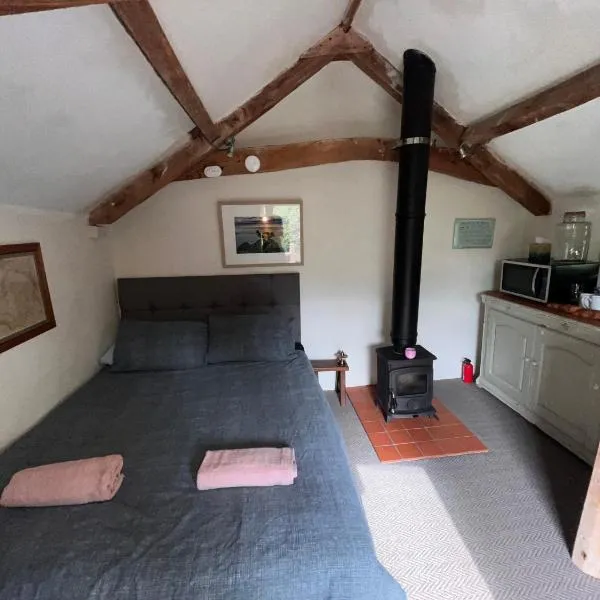 The Hay Loft - private bathroom in separate building 10 metres away, khách sạn ở Tolland