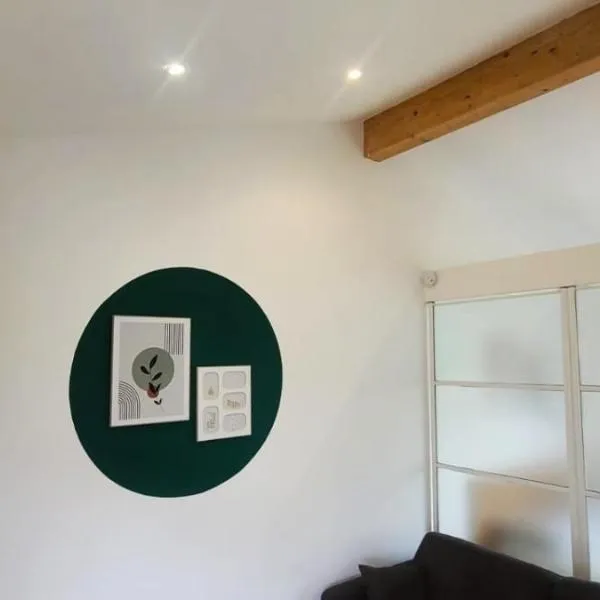 Dépendance de 30 mètres carrés plafond cathédrale, hotel in Labastide-Saint-Sernin